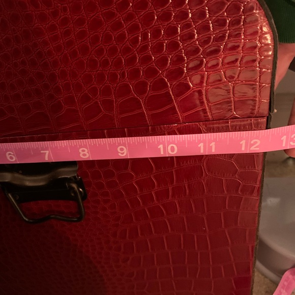 Red Hinged Chest that snaps closed - Picture 7 of 8